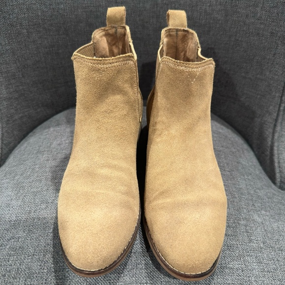 TOMS Women's ELLA Chelsea Boot Tan Suede Booties Size 8 - Picture 1 of 7